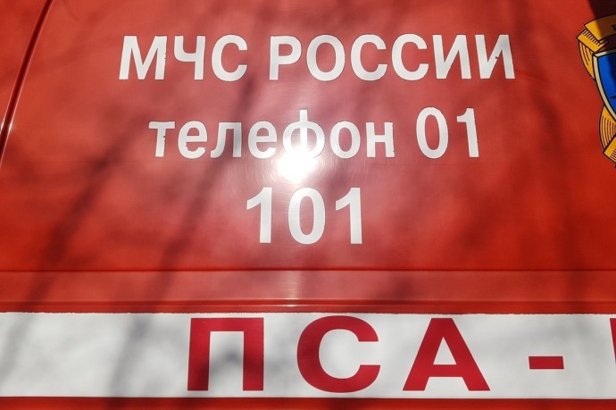 В Краснодаре спасатели потушили загоревшуюся машину