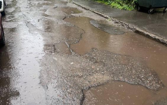 В Курске управляющую компанию обязали отремонтировать двор на улице Косухина