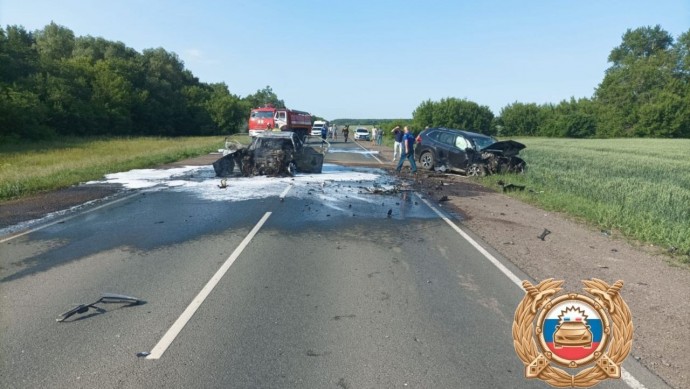 В Башкирии после столкновения сгорел автомобиль — троих увезли в больницу