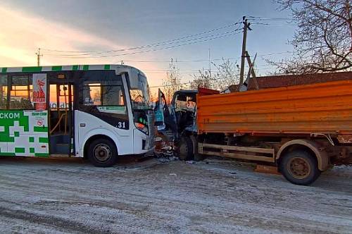 Три пассажира автобуса и водитель грузовика пострадали в ДТП на Песчаной в Благовещенске
