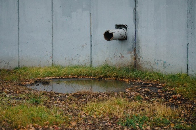 После жалоб и вмешательства прокуратуры в Заре устранили утечку на канализации После жалоб и вмешательства прокуратуры в Заре устранили утечку на канализации