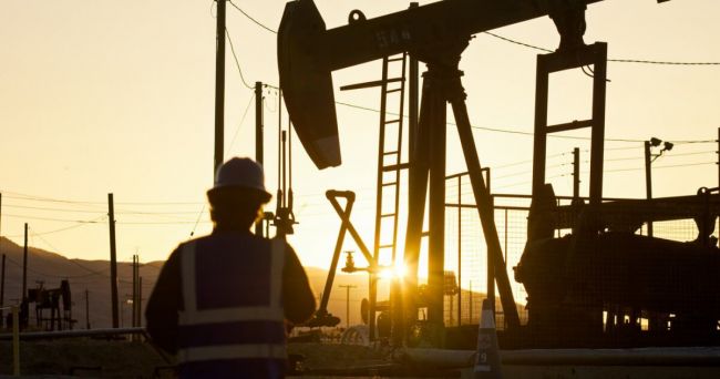Цена нефти Brent опустилась ниже 61 доллара за баррель впервые с марта 2021 года