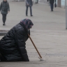 «Как будто персонажи с Хитровки 100 лет назад». Москвичи снова увидели давно знакомую попрошайку