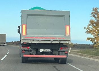 Большегруз просыпал щебень на новом мосту через Зею в Благовещенске