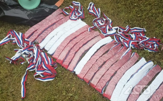 Неизвестные в Южно-Сахалинске выбросили на помойку тысячи лент в цветах триколора