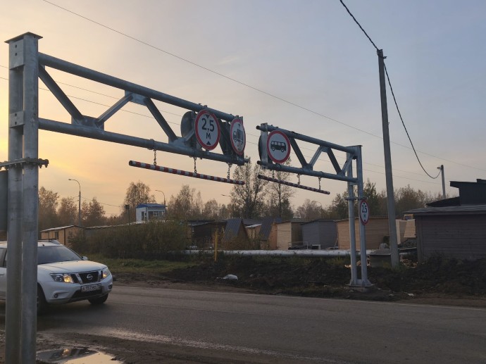 Водитель заплатит за сломанный ограничитель для большегрузов под Ярославлем