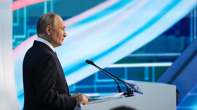 Путин выступает на форуме «Российская энергетическая неделя»