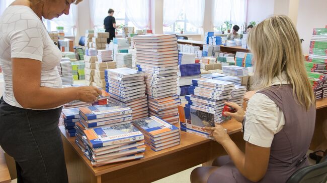 В Минпросвещения оценили вероятность перехода на электронные учебники