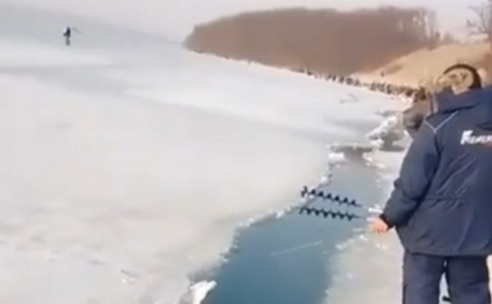 Сахалинские рыбаки "отметились" в Приморье при отрыве льда