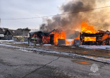 В амурском селе из-за сильного ветра огонь уничтожил дом и дворовые постройки