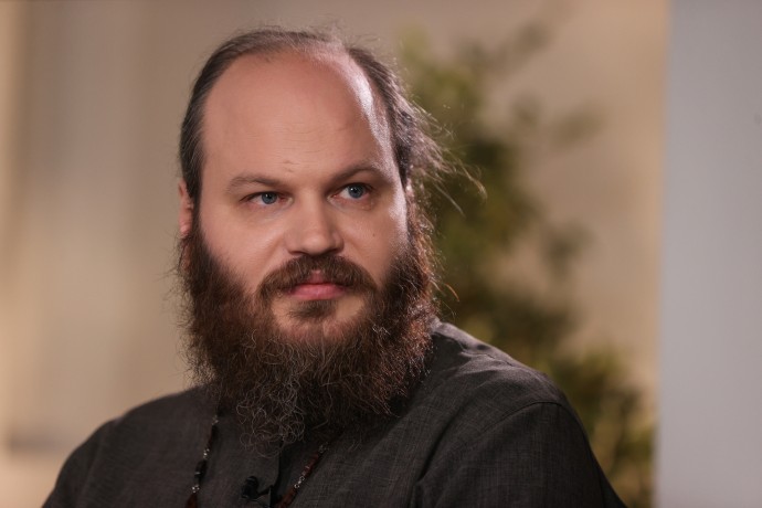 Священник Павел Островский резко ответил депутату Нине Останиной. Его оскорбило сравнение с собакой