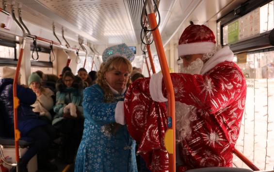 В Курске пассажиров новогоднего трамвая поздравили Дед Мороз и Снегурочка