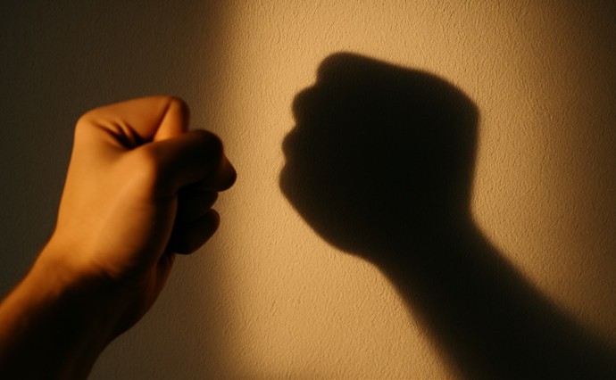 В Южно-Сахалинске мужчина повредил чужой автомобиль после ссоры В Южно-Сахалинске мужчина повредил чужой автомобиль после ссоры