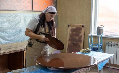 От стюардессы до столяра: как многодетная южносахалинка превратила хобби в дело жизни