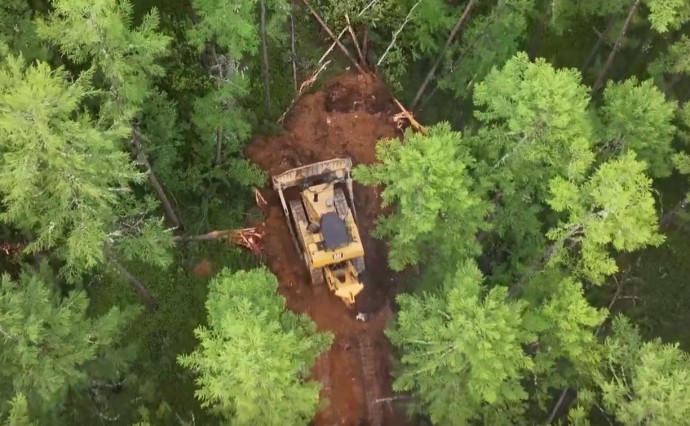 Появилось видео, как спасатели пробирались к упавшему в Амурской области Ан-24 Появилось видео, как спасатели пробирались к упавшему в Амурской области Ан-24