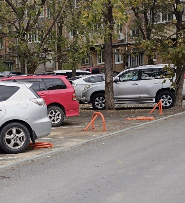 Во Владивостоке автомобилисты «захватили» парковку у жилого дома