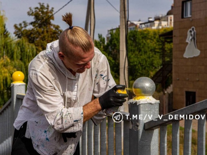 Художники восстанавливают галерею смайлов на мосту в Белгороде