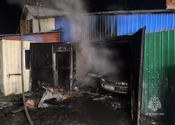 Гараж с тремя авто внутри тушили в Белогорске Гараж с тремя авто внутри тушили в Белогорске