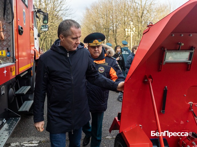 Вячеслав Гладков вручил ключи от новых спецмашин белгородским пожарным