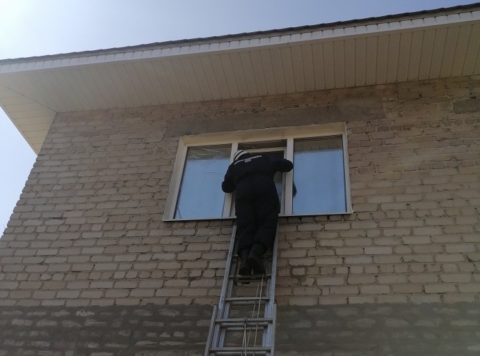 Пензенские спасатели помогли полицейским попасть в квартиру по проезду Лобачевского