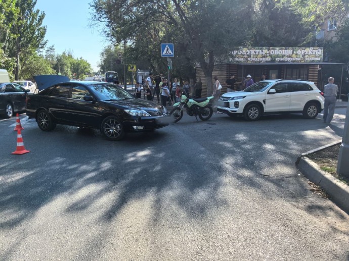 В Астрахани две иномарки не поделили дорогу с 14-летним мотоциклистом