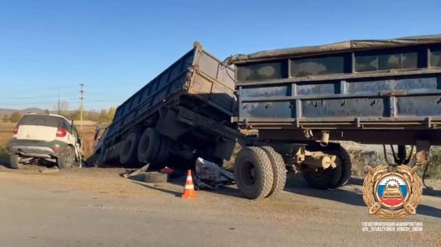 Семья с ребенком разбилась в тройном ДТП в Башкирии