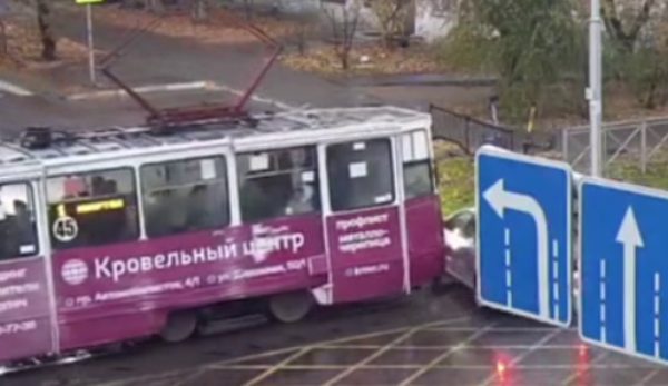 В Улан-Удэ автомобиль попал под трамвай