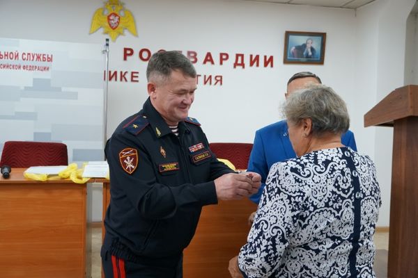 В Бурятии росгвардейцы поздравили ветеранов с праздником В Бурятии росгвардейцы поздравили ветеранов с праздником