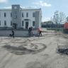 В Тамале благоустраивают территорию у железнодорожного вокзала