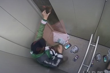 Курьер «ВкусВилла» в Москве поковырялся в носу и вытер руку о торт заказчика