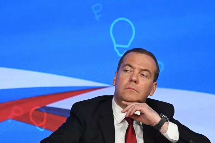 Медведев заявил, что США вынудили Россию задуматься о ядерных испытаниях