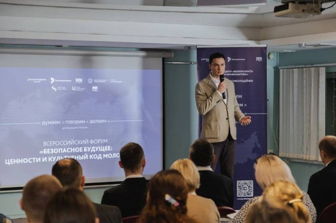 Учителей в Выборге научили распознавать манипуляции мошенников