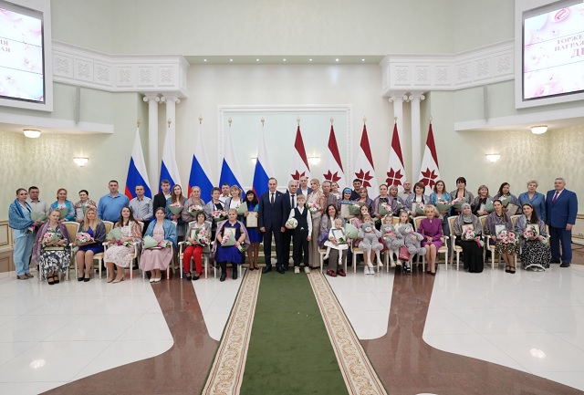 Накануне Дня Матери в Мордовии поздравили многодетные семьи