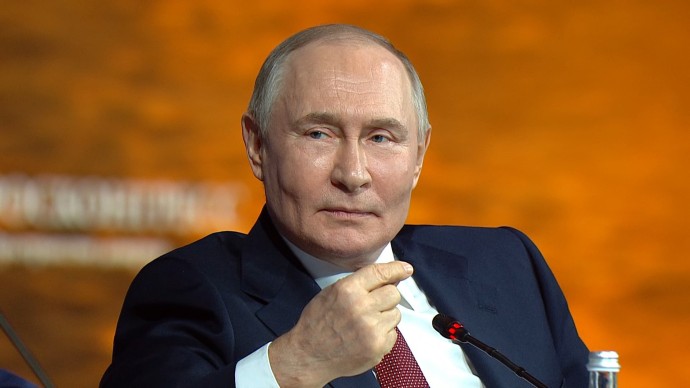 Владимир Путин подписал закон о повышении МРОТ до 27 093 рублей