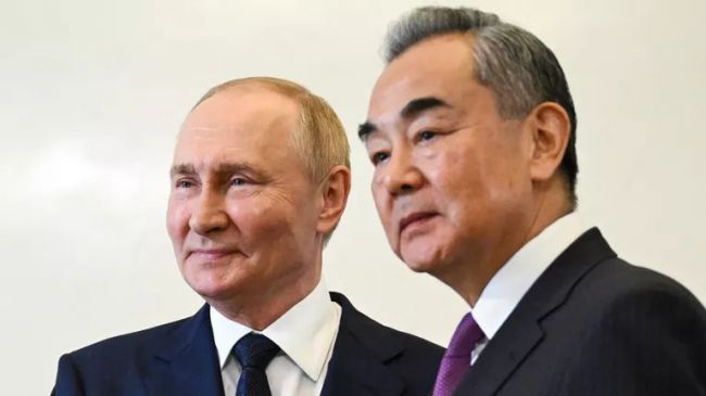 Путин на встрече с Ван И в Кремле попросил передать привет Си Цзиньпину