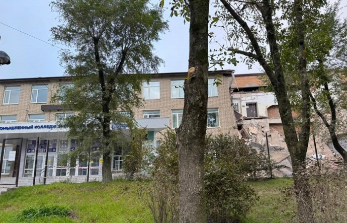 Здание колледжа частично обрушилось во Владивостоке