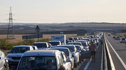 Свыше 900 машин ожидают проезда по Крымскому мосту со стороны Керчи