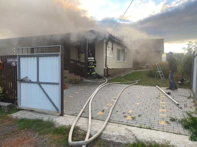 Пензенские спасатели помогли потушить пожар в Малой Валяевке. ФОТО