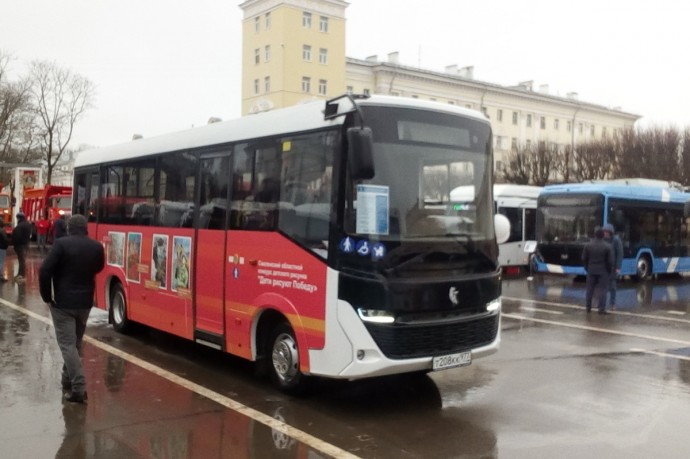 Выставка дорожной и пассажирской техники привлекла множество горожан на площадь Ленина