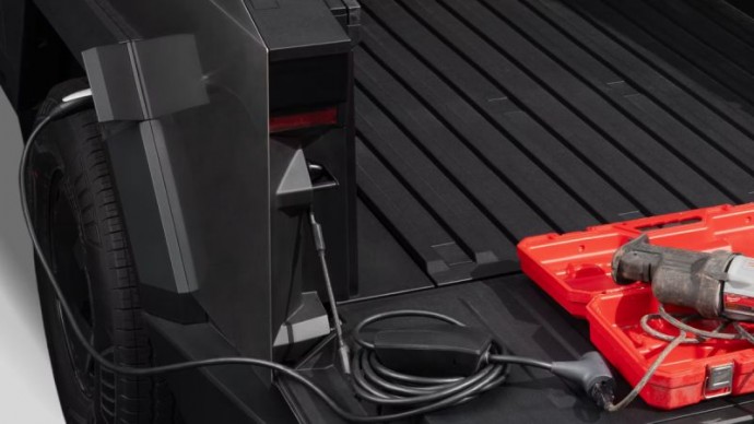 Tesla предложила покупателям самого дешёвого Cybertruck переходник для питания внешних потребителей
