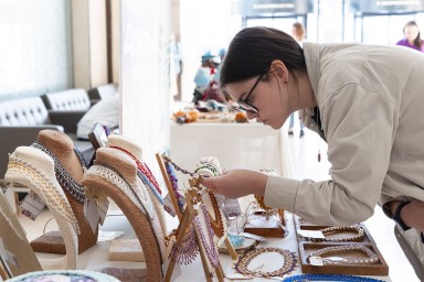 Мастера проекта «Московское долголетие» представят лучшие работы на маркете ко Дню матери