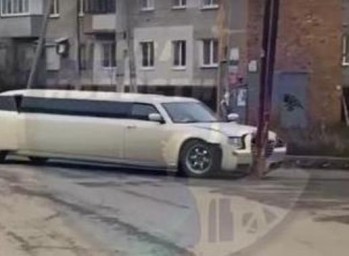 На улице Чаадаева в Пензе попал в аварию свадебный лимузин