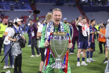 Источник: «ПСЖ» начал искать замену Сафонову — один из вариантов Трубин