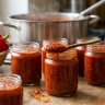 Муж съедает банку за раз: рецепт жгучей аджики — остро, ароматно и вкуснее магазинной