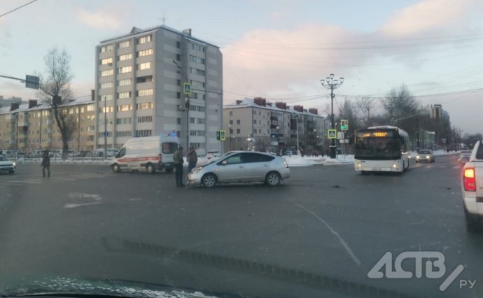 Очевидцы: Prius и автомобиль скорой помощи столкнулись в Южно-Сахалинске