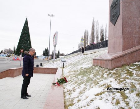 Радий Хабиров возложил цветы к памятнику Бабича в честь 30-летия ВКБ