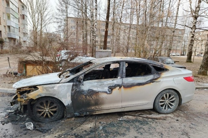 В Тверской области ночью на парковке у дома сгорела иномарка