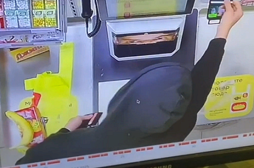 В Благовещенске мужчина украл телефон, который забыли в магазине на кассе