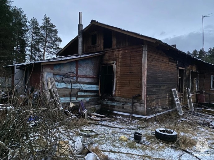 В Ярославской области при пожаре в доме на три семьи погибли два человека