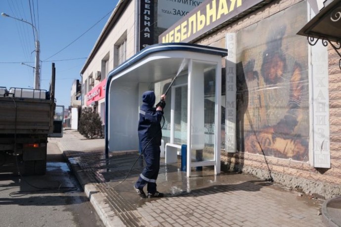 В Астрахани моют шумовые экраны и остановки